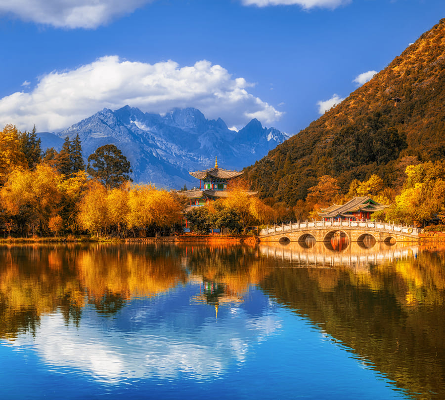 lago lijiang-azul en China con cielo limpio y vegetación rodeando un critalino lago
