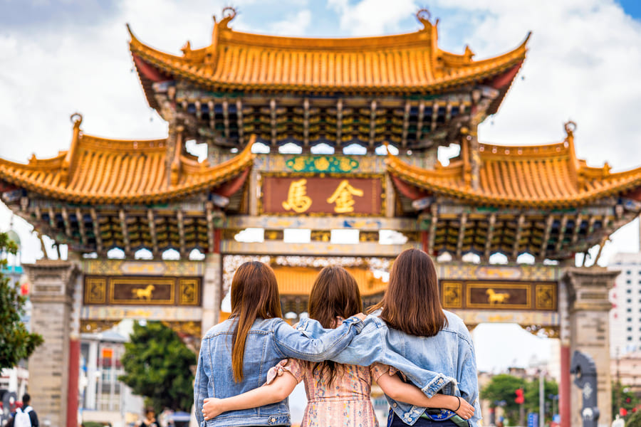 turista observando templo en china